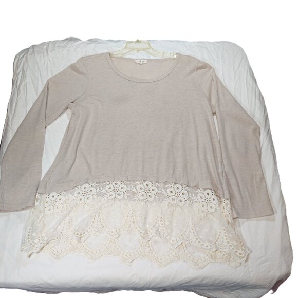 Lili's Loft Beige Lace Trimmed Hi/Lo Shirt XL - Picture 2 of 8